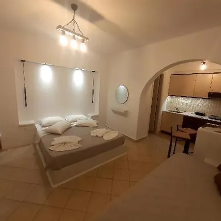 Little Yard & #6 Naxos City